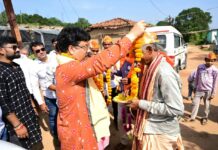 ନୂଆପଡ଼ା ସୁନାବେଡାରେ ବିଜେପି ପାଇଁ ଭୋଟ ଭିକ୍ଷା କଲେ ମନ୍ତ୍ରୀ କୃଷ୍ଣଚନ୍ଦ୍ର ମହାପାତ୍ର