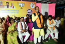 ନୂଆପଡ଼ା ଜୟଜଂଘା ମଣ୍ଡଳ ଆମନାରା ପଞ୍ଚାୟତରେ ମନ୍ତ୍ରୀ କୃଷ୍ଣଚନ୍ଦ୍ର ପାତ୍ର ଙ୍କ ଭୋଟ ପ୍ରଚାର