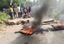 ବିଦ୍ୟୁତ ସଂସ୍ପର୍ଶରେ ଯୁବକଙ୍କ ମୃତ୍ୟୁ: କ୍ଷତିପୂରଣ ଦାବିରେ ଗ୍ରାମବାସୀ