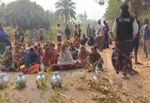 ପାଣି ପାଇଁ ଗରା–ବାଲ୍ଟି ରଖି ରାସ୍ତା ଅବରୋଧ