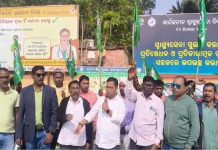 କିଶାନତାଣ୍ଡି ଗୋଷ୍ଠୀ ସ୍ୱାସ୍ଥ୍ୟକେନ୍ଦ୍ର ସମ୍ମୁଖରେ ଝାଡ଼ଖଣ୍ଡ ମୁକ୍ତି ମୋର୍ଚ୍ଚା ତରଫରୁ ଧାରଣା