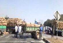 ରାଜରାସ୍ତାରେ ଧାନ ପକାଇ ଚାଷୀଙ୍କ ପ୍ରତିବାଦ