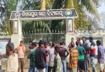 ଚାଉଳ ହଡ଼ପ: ବିଦ୍ୟାଳୟ ଫାଟକରେ ତାଲା ମାରି ଅଭିଭାବକଙ୍କ ପ୍ରତିବାଦ