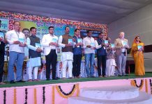 ‘ମୋବାଇଲ୍ ପାଖରେ ସମସ୍ତେ କ୍ରୀତଦାସ’