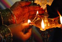 ଜାଣନ୍ତୁ ମନ୍ଦିରରେ ଦୀପ ଜାଳିବା ବେଳେ କ’ଣ ସତର୍କତା ଅବଲମ୍ବନ କରିବା ଜରୁରୀ..