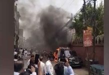 କଟକ ହାଇକୋର୍ଟ ଆଗରେ ଜଳିଲା ଗାଡି: ମହିଳା ନିଆଁ ଲଗାଇଥିବା ଦୃଶ୍ୟ କ୍ୟାମେରାରେ କଏଦ