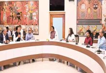 ଶିଳ୍ପପତି ମାନଙ୍କୁ ସ୍ଥାନୀୟ ବାସିନ୍ଦାଙ୍କ ମୌଳିକ ଆବଶ୍ୟକତା ପ୍ରତି ଦୃଷ୍ଟି ଦେବାକୁ ମୁଖ୍ୟମନ୍ତ୍ରୀଙ୍କ ନିର୍ଦ୍ଦେଶ