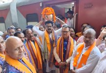 ସନ୍ଥଙ୍କ ଜନ୍ମସ୍ଥାନ କାଶୀରୁ ମୃତିକା କଳସ ଆସି ଭୁବନେଶ୍ୱରରେ ପହଁଚିବା ପରେ ବିଜେପିର ଭବ୍ୟ ସ୍ୱାଗତ, ଶୋଭାଯାତ୍ରା