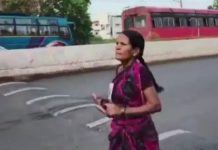 ଝିଅର ପାଠପଢ଼ା ପାଇଁ ଖାଲି ପାଦରେ ଦୌଡ଼ିଲେ ମା’
