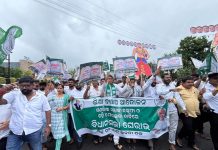 ତ୍ରୁଟିପୂର୍ଣ୍ଣ ପୁସ୍ତକ ପ୍ରସଙ୍ଗ; ଗଣଶିକ୍ଷା ମନ୍ତ୍ରୀଙ୍କ ଇସ୍ତଫା ଦାବିରେ ବିଜୁ ଯୁବ ଓ ଛାତ୍ର ଜନତା ଦଳର ବିକ୍ଷୋଭ