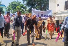 ସ୍ୱଚ୍ଛତା ହିଁ ସେବା ୨୦୨୬ ଅଧୀନରେ ଅର୍ଥ ବିଭାଗର ବରିଷ୍ଠ ଅଧିକାରୀ ଓ କର୍ମଚାରୀଙ୍କ ଉତ୍ସାହର ସହ ଶ୍ରମଦାନ